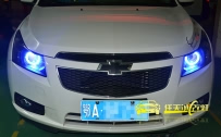 雪佛兰科鲁兹 车灯改装海拉5双光透镜、飞利浦D1S氙气灯泡、蓝色光导天使眼、大灯熏黑