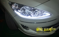 标致408 改装原厂Q5双光透镜、进口飞利浦氙气灯泡、奥迪华科安定器、双色泪眼